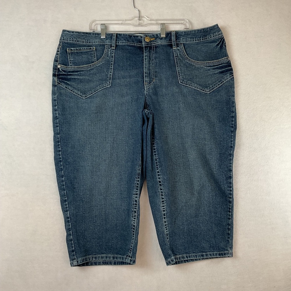 Cato Woman Plus Size 22W Denim Capri Pants Medium Wash Embroidered Blue Jeans